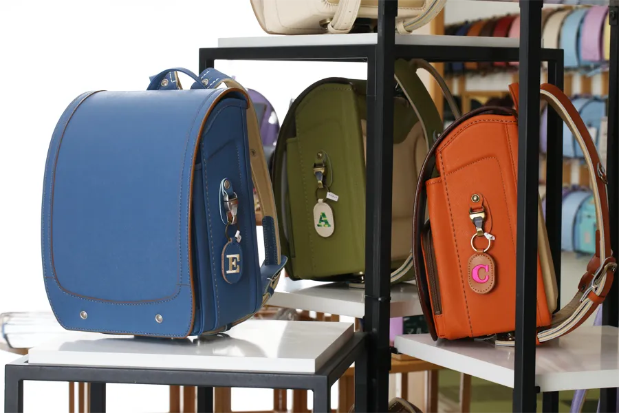 店舗限定販売の本革アルファベットキーホルダー