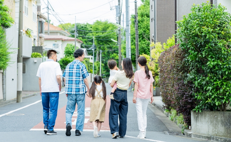 仲良しな家族の後ろ姿