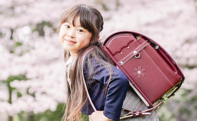 ワイン色のランドセルを背負った女の子