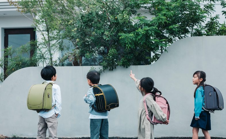ランドセルを背負うこどもたち